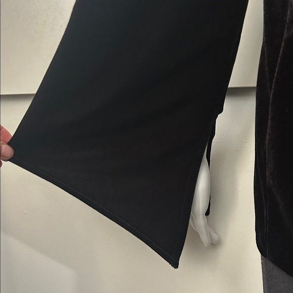 Chic Black Velvet Off-Shoulder Blouse - Picture 10 of 15